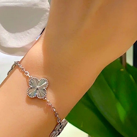 Silver Four Leaf Clover Matching Necklace Bracelet Earrings Set - Picture 7 of 7